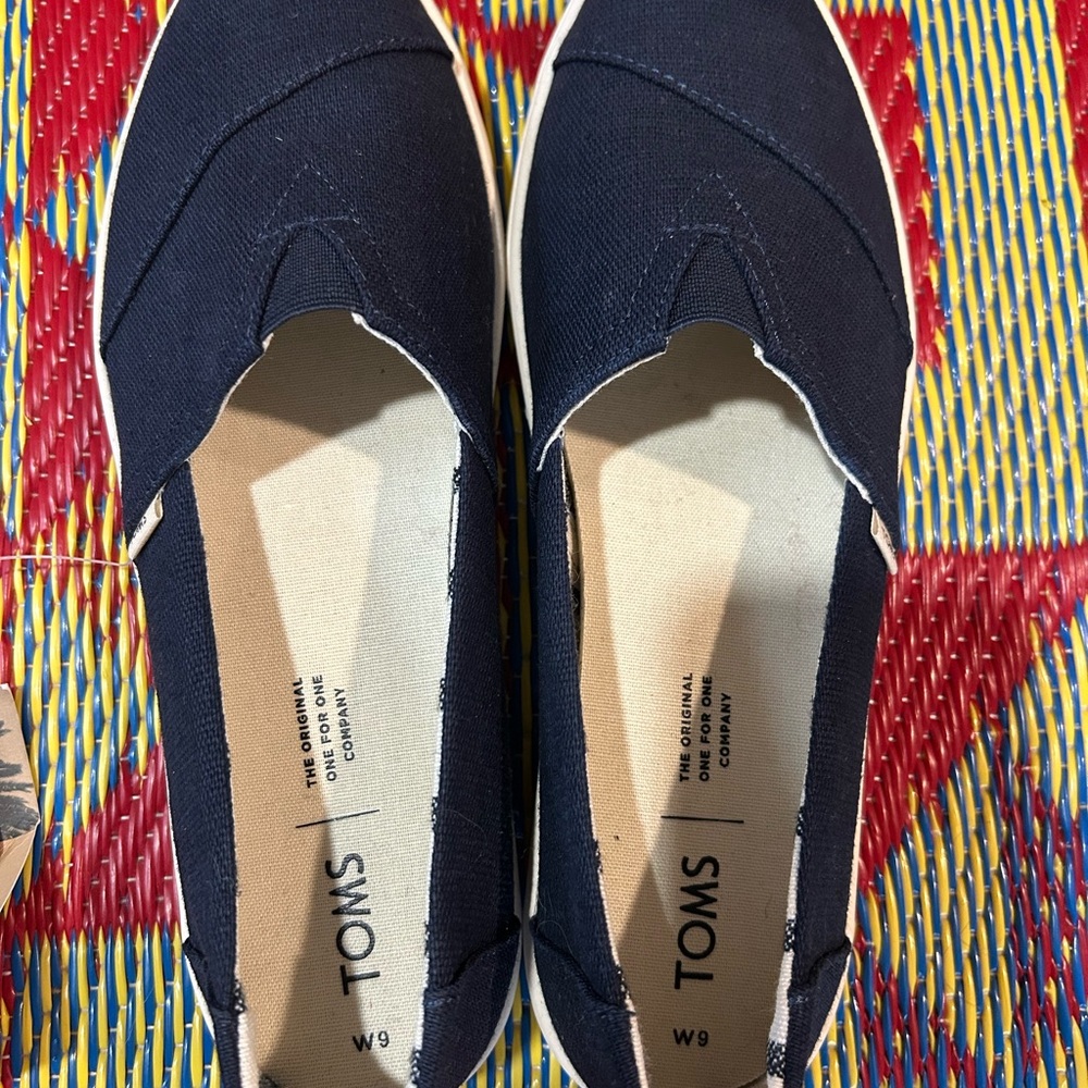 Tom’s women’s Heritage shoes navy size 9

Brand new in box with tags. - Picture 3 of 4